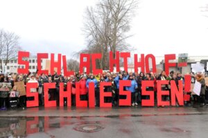 Am 8. Dezember 2018 haben sich über 450 Menschen aus ganz Deutschland in Oldenburg versammelt, um mit uns für die Schließung des Skandal-Schlachthofs zu demonstrieren. 