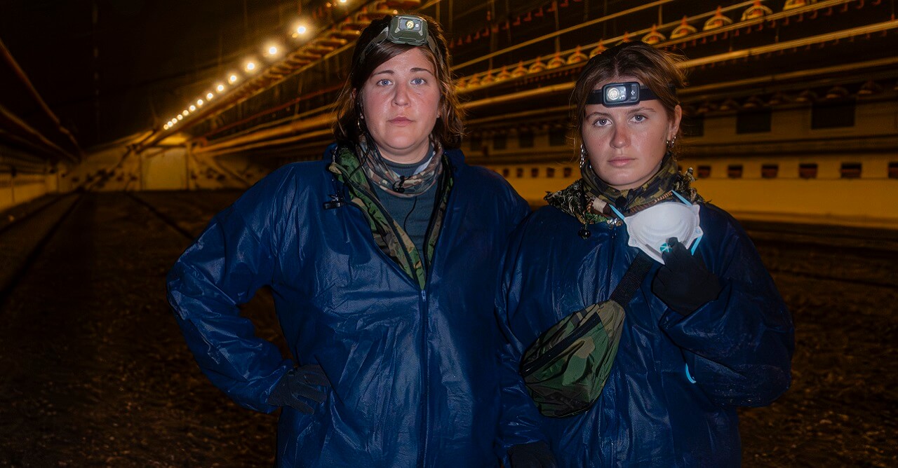 Bild von Lisa von ANINOVA und Content Creatorin Maria Ludovica in einer Hühnermast.